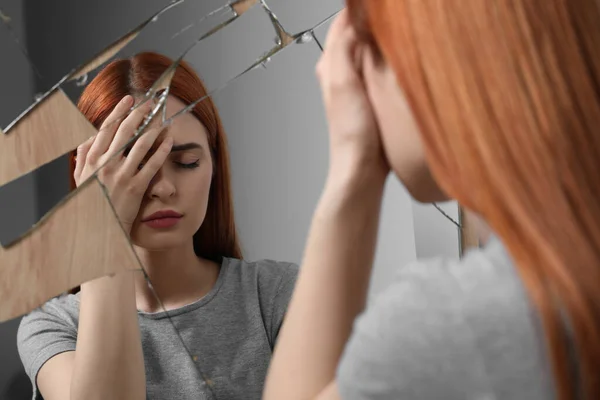 Triste Jovem Que Sofre Problemas Mentais Perto Espelho Quebrado — Fotografia de Stock