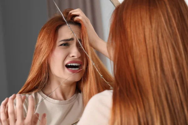 Ψυχικά Προβλήματα Νεαρή Γυναίκα Ουρλιάζει Κοντά Σπασμένο Καθρέφτη Εσωτερικούς Χώρους — Φωτογραφία Αρχείου