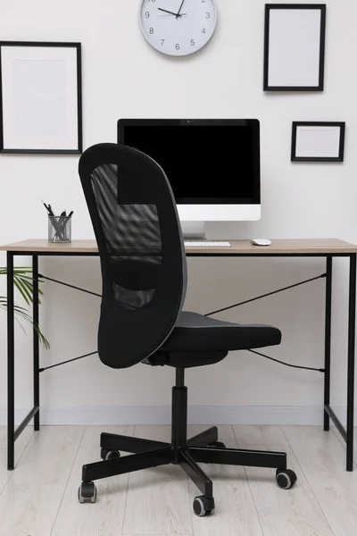 Удобное Офисное Кресло Рядом Письменным Столом Современном Рабочем Месте — стоковое фото