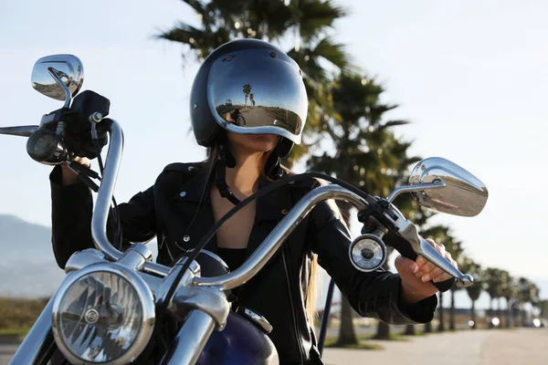 Žena Helmě Koni Motocyklu Slunný Den — Stock fotografie