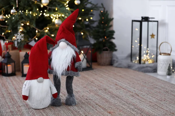 Cute Scandinavian Gnomes Carpet Christmas Tree Indoors — Stockfoto
