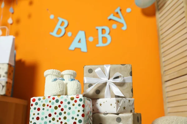 Fiesta Baby Shower Decoración Festiva Botines Cajas Regalo Interiores —  Fotos de Stock