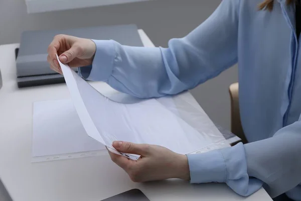 Beyaz Masada Cebine Kağıt Çarşaf Koyan Kadın Yakın Plan — Stok fotoğraf