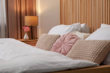 Yatak odasında yastıkları olan rahat bir yatak. İç tasarım