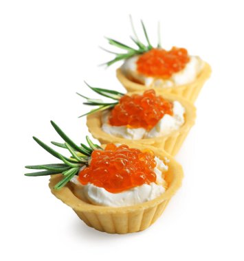 Kırmızı havyarlı lezzetli tartlar ve beyaz arka planda krem peynir.