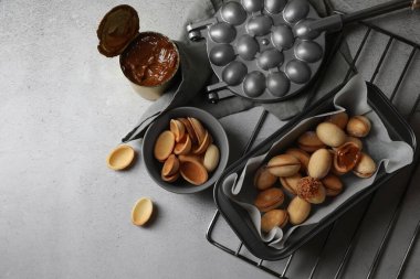 Gri masa üzerinde yoğunlaştırılmış sütle lezzetli ceviz şekilli kurabiyeler. Metin için boşluk