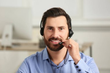 Ofiste çalışan telefon operatörü.