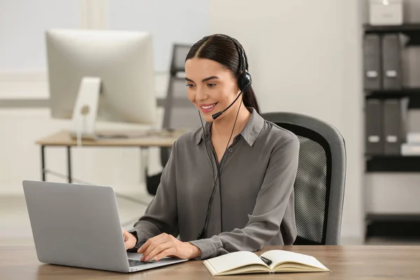 Hotline Operator Met Headset Werkt Laptop Kantoor — Stockfoto