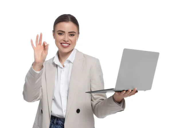 Счастливая Женщина Ноутбуком Показывает Нормальный Жест Белом Фоне — стоковое фото