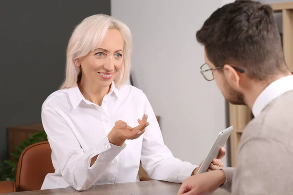 Ofisteki Tahta Masada Bir Adamla Sohbet Eden Mutlu Bir Kadın — Stok fotoğraf