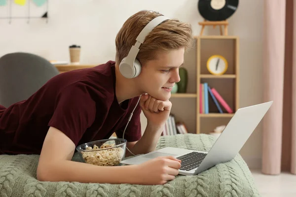 Adolescente Com Fones Ouvido Pipocas Usando Laptop Cama Casa — Fotografia de Stock