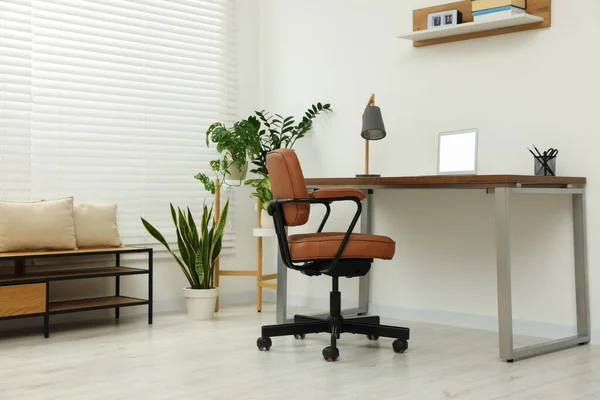 Elegante Interior Oficina Con Silla Cómoda Escritorio Computadora Portátil Plantas — Foto de Stock