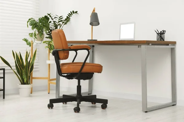 Stilvolles Bürointerieur Mit Bequemen Stuhl Schreibtisch Laptop Und Zimmerpflanzen — Stockfoto