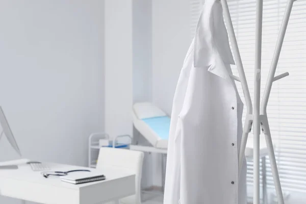 Λευκό Φόρεμα Γιατρού Κρέμεται Ράφι Στην Κλινική Χώρος Για Κείμενο — Φωτογραφία Αρχείου