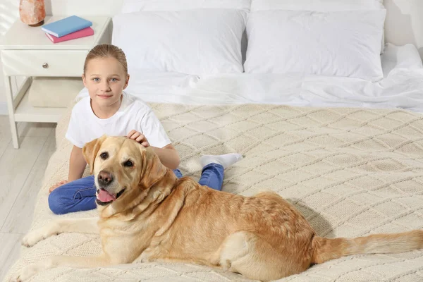 Cute Child Her Labrador Retriever Bed Home Adorable Pet — Stock Photo, Image