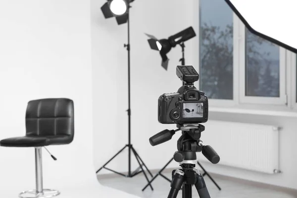 Camera Tripod Bar Stool Professional Lighting Equipment Modern Photo Studio — Stockfoto