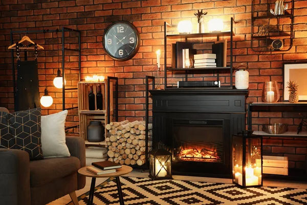 美しい暖炉 アームチェア 夜に異なる装飾が施されたスタイリッシュなリビングルーム インテリアデザイン — ストック写真