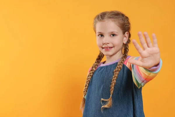 Veselá Dívka Dává Plácnutí Oranžovém Pozadí Prostor Pro Text — Stock fotografie