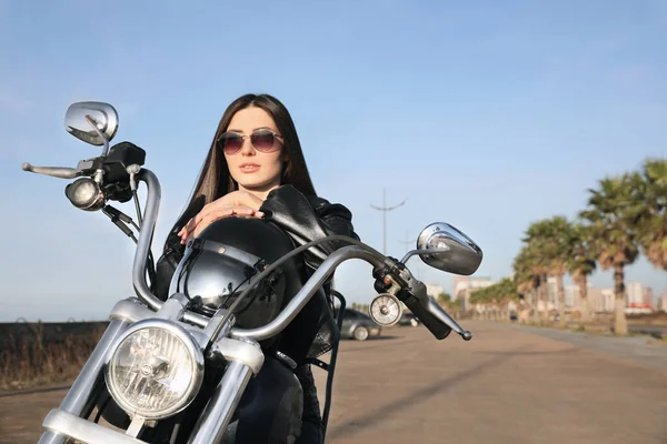 Красива Молода Жінка Шоломом Сидить Мотоциклі Відкритому Повітрі — стокове фото