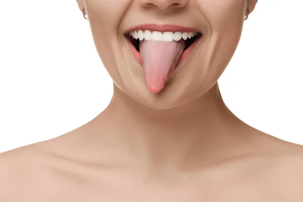 Dilini Beyaz Arka Planda Gösteren Mutlu Genç Kadın Yakın Plan — Stok fotoğraf