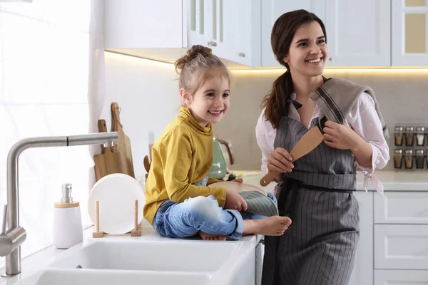 Jovem Mãe Sua Filha Passar Tempo Juntos Cozinha — Fotografia de Stock