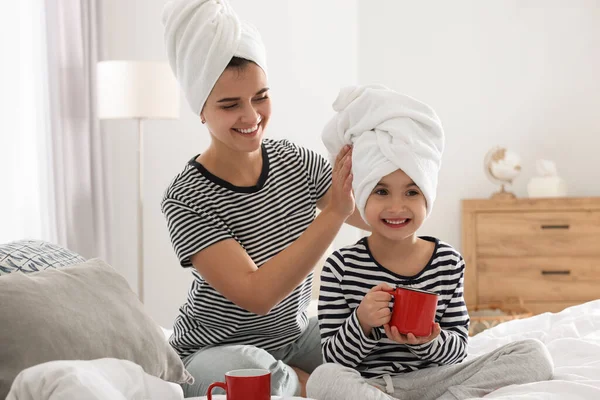 Young Mother Her Daughter Spending Time Together Bed Home — Photo