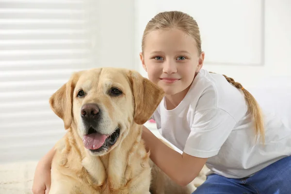 Leuk Kind Met Haar Labrador Retriever Thuis Schattig Huisdier — Stockfoto