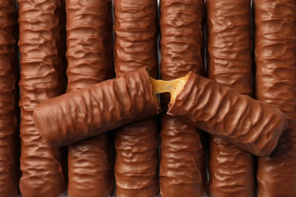 Doces Saborosas Barras Chocolate Com Caramelo Como Fundo Vista Superior — Fotografia de Stock