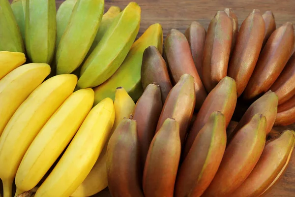 Diferentes Tipos Bananas Mesa Madeira Close — Fotografia de Stock