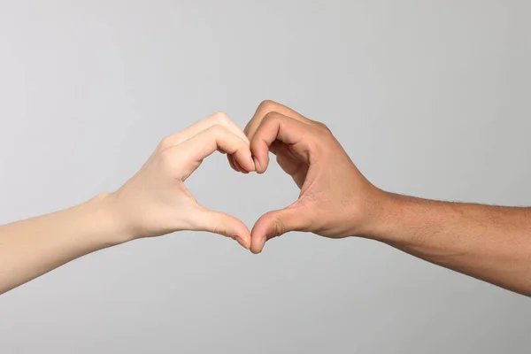 Διεθνείς Σχέσεις Άνθρωποι Κάνουν Καρδιά Χέρια Στο Ανοιχτό Γκρι Φόντο — Φωτογραφία Αρχείου