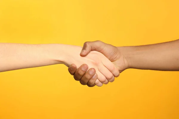 Internationale Beziehungen Menschen Beim Händeschütteln Auf Orangefarbenem Hintergrund Nahaufnahme — Stockfoto