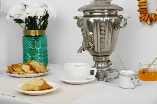 Vintage Szamovár Csésze Forró Ital Harapnivalók Asztalon Hagyományos Orosz Teaszertartás — Stock Fotó