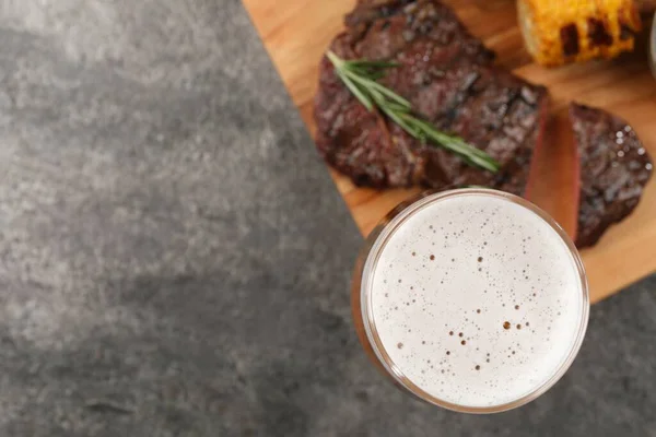 Sklenice Piva Výborný Smažený Steak Kukuřice Šedém Stole Plochý Ležel — Stock fotografie