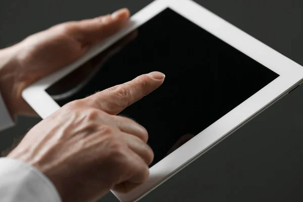 Vista Perto Homem Usando Novo Tablet Fundo Preto — Fotografia de Stock