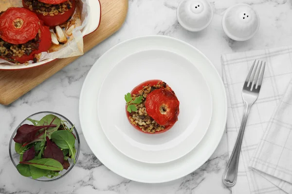 Νόστιμες Γεμιστές Ντομάτες Κιμά Πλιγούρι Και Μανιτάρια Λευκό Μαρμάρινο Τραπέζι — Φωτογραφία Αρχείου