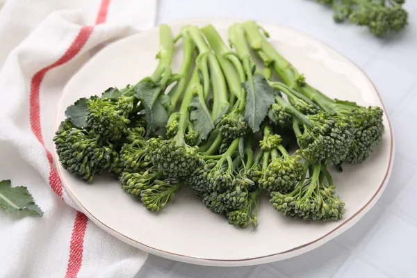 Färsk Broccolini Vitt Kaklat Bord Närbild Hälsosam Mat — Stockfoto