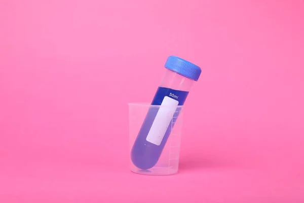 Kádinka Zkumavkou Tekutinou Jasně Růžovém Pozadí Dětské Chemické Experimenty Nastaveny — Stock fotografie