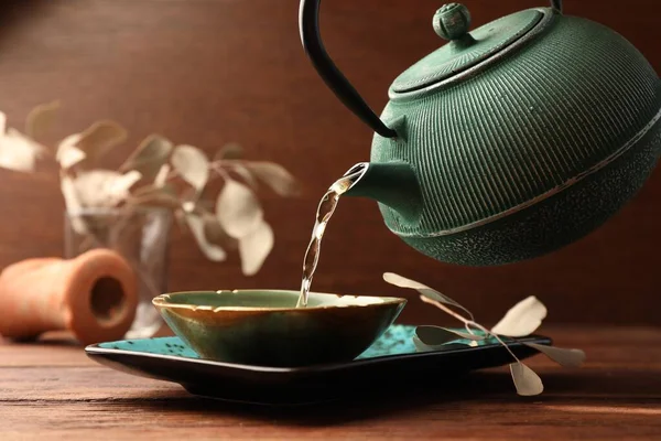 Nalít Čerstvě Uvařený Čaj Konvice Šálku Dřevěném Stole Tradiční Obřad — Stock fotografie