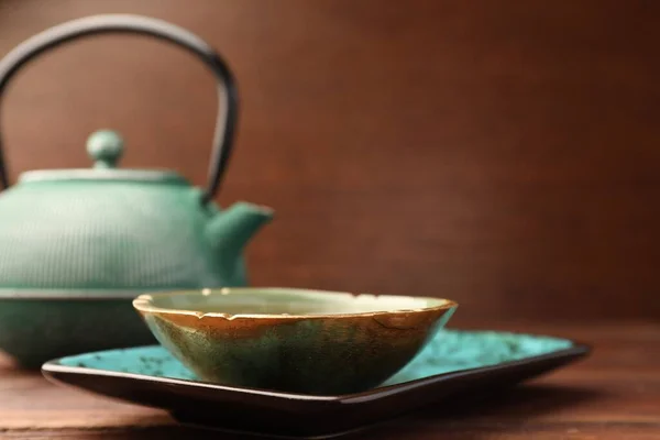 Teekanne Und Tasse Mit Frisch Gebrühtem Tee Auf Holztisch Nahaufnahme — Stockfoto