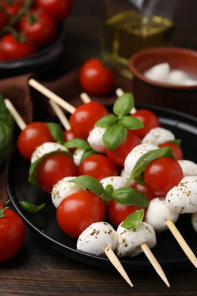 Deliziosi Spiedini Caprese Con Pomodori Polpette Mozzarella Basilico Spezie Sul — Foto Stock