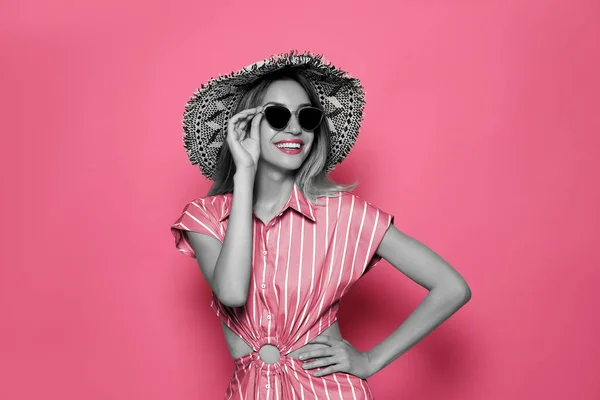 Atraktivní Žena Stylových Slunečních Brýlích Růžovém Pozadí Přízvuk Barvy — Stock fotografie