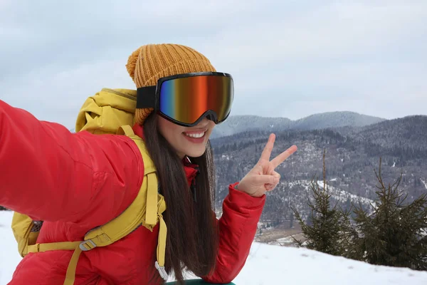Uśmiechnięta Kobieta Okularach Narciarskich Robi Selfie Śnieżnych Górach — Zdjęcie stockowe