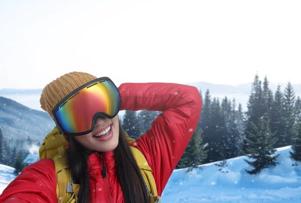 Улыбающаяся Женщина Лыжных Очках Делает Селфи Снежных Горах — стоковое фото