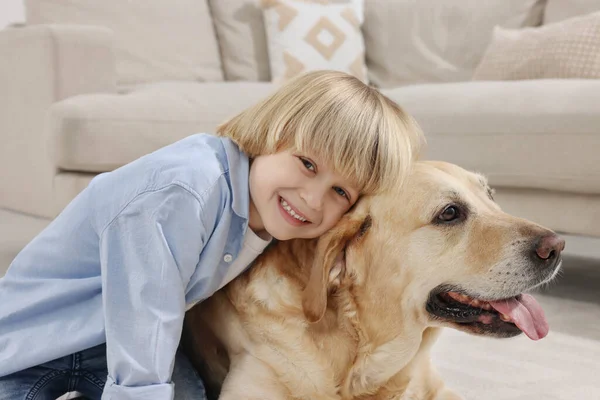 Criança Bonito Com Golden Retriever Casa Adorável Animal Estimação — Fotografia de Stock