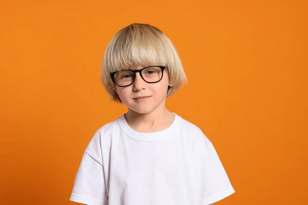Söt Liten Pojke Bär Glasögon Orange Bakgrund — Stockfoto
