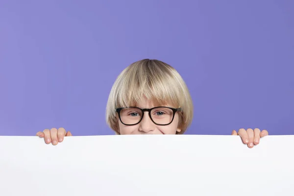 Симпатичный Маленький Мальчик Очках Пустой Доской Фиолетовом Фоне — стоковое фото