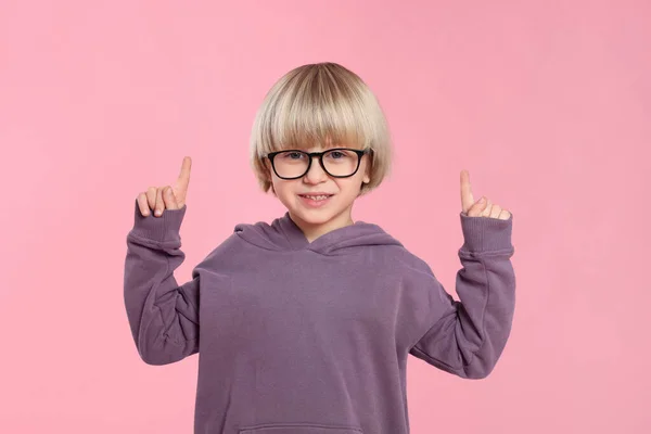 Χαριτωμένο Αγοράκι Που Φοράει Γυαλιά Ροζ Φόντο — Φωτογραφία Αρχείου