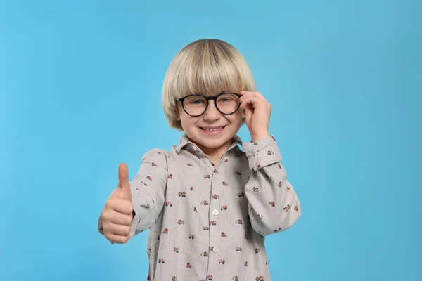 Cute Little Boy Noszenie Okularów Jasnoniebieskim Tle — Zdjęcie stockowe