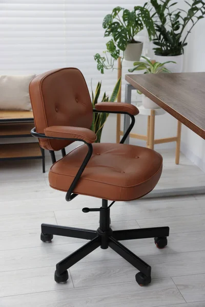 Interior Escritório Elegante Com Cadeira Confortável Mesa Plantas Sala — Fotografia de Stock