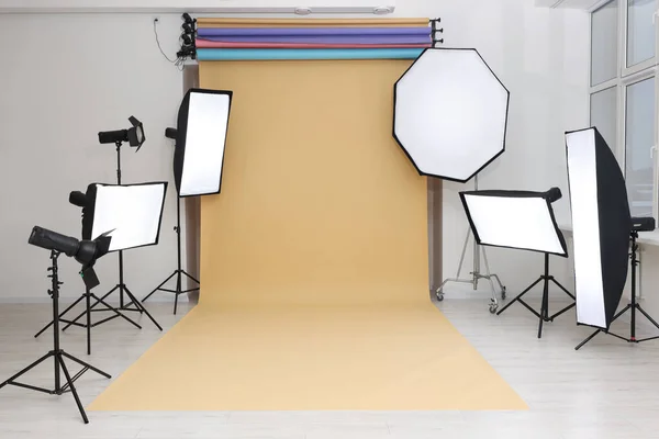 Interior Estúdio Fotografia Moderna Com Equipamento Iluminação Profissional — Fotografia de Stock